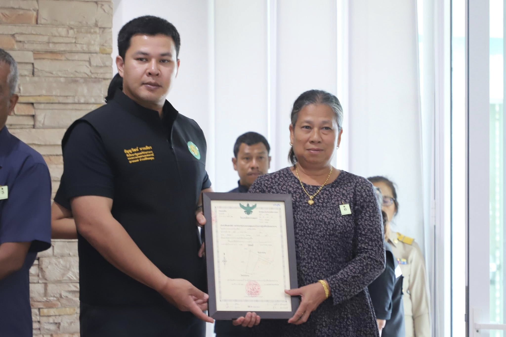 title - รมช.เกษตรฯ มอบโฉนดเพื่อการเกษตร โฉนดต้นไม้ ยกระดับที่ดินทำกินในกระบี่ หนุนเกษตรกรเข้าถึงแหล่งทุน